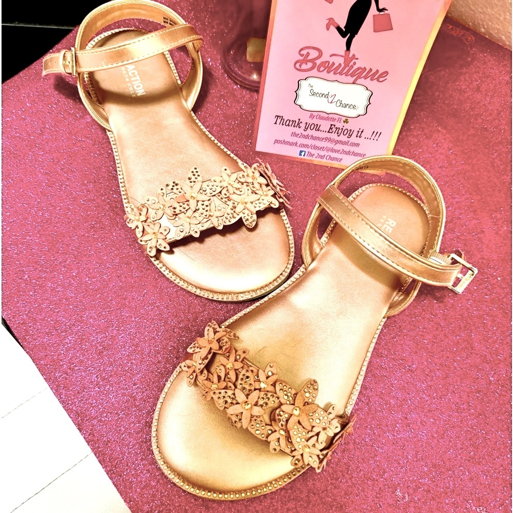 “Kenneth Cole” Flat Sandals size 7/8